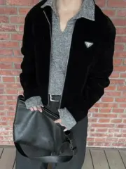 【預售】【原廠】PRA 25SS 天鵝絨 原廠三角標logo 簡約 拉鍊夾克外套 黑色 短寬版型：圖片 2