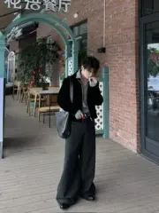 【預售】【原廠】PRA 25SS 天鵝絨 原廠三角標logo 簡約 拉鍊夾克外套 黑色 短寬版型：圖片 3