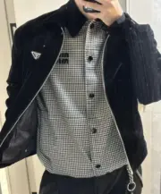 【預售】【原廠】PRA 25SS 天鵝絨 原廠三角標logo 簡約 拉鍊夾克外套 黑色 短寬版型：圖片 4