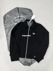 【預售】【原廠】PRA 25SS 天鵝絨 原廠三角標logo 簡約 拉鍊夾克外套 黑色 短寬版型：圖片 5