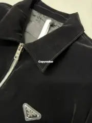 【預售】【原廠】PRA 25SS 天鵝絨 原廠三角標logo 簡約 拉鍊夾克外套 黑色 短寬版型：圖片 8