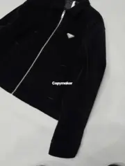 【預售】【原廠】PRA 25SS 天鵝絨 原廠三角標logo 簡約 拉鍊夾克外套 黑色 短寬版型：圖片 9