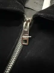 【預售】【原廠】PRA 25SS 天鵝絨 原廠三角標logo 簡約 拉鍊夾克外套 黑色 短寬版型：圖片 11