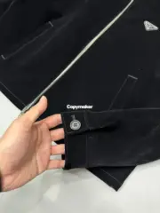 【預售】【原廠】PRA 25SS 天鵝絨 原廠三角標logo 簡約 拉鍊夾克外套 黑色 短寬版型：圖片 12