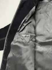 【預售】【原廠】PRA 25SS 天鵝絨 原廠三角標logo 簡約 拉鍊夾克外套 黑色 短寬版型：圖片 14