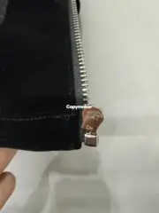 【預售】【原廠】PRA 25SS 天鵝絨 原廠三角標logo 簡約 拉鍊夾克外套 黑色 短寬版型：圖片 16