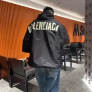 巴黎 BLC 23SS 秀款 膠帶 繃帶logo 防水防曬 連帽外套夾克風衣衝鋒衣：圖片 7