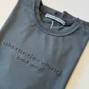 【預售】Alexander Wang 25SS 壓紋字母logo 水洗做舊短袖T恤 黑灰色：圖片 3