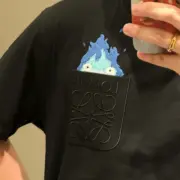 LOWE 23SS 宮崎駿 聯名 霍爾的移動城堡 火焰 卡西法 口袋刺繡 短袖 T恤：圖片 6