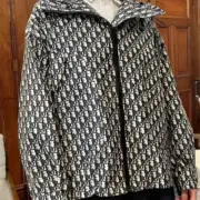 【現貨】【福利回饋】D1OR 滿版logo 滿印 連帽衝鋒衣風衣外套夾克：圖片 14