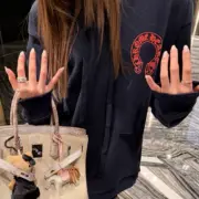 【預售】【福利回饋】Chrome Hearts 24FW 馬蹄十字花梵文字母 連帽衛衣帽衫帽T 克羅心 深藍色：圖片 4