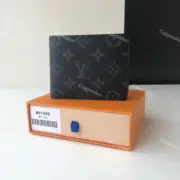 1V 經典老花 滿版Logo 黑色 皮夾短夾錢包：圖片 4