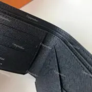 1V 經典老花 滿版Logo 黑色 皮夾短夾錢包：圖片 7