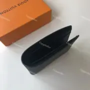 1V 經典老花 滿版Logo 黑色 皮夾短夾錢包：圖片 9