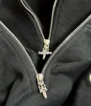 【現貨】Chrome Hearts 25SS 刺繡梵文字母 鍍銀寶劍匕首半拉鏈衛衣大學T CH 克羅心：圖片 6