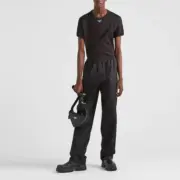 PRA 23SS 素色簡約 三角標小logo 鐵牌 短袖 T恤：圖片 4