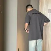 巴黎 BLC 23SS 胸口刺繡 背後大logo 簡約素色 短袖T恤 高級灰：圖片 5