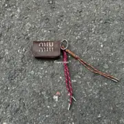 【現貨】【雙11福利】M1U M1U 24SS 繆繆 頭層牛皮耳機包零錢包小包配飾：圖片 2