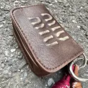 【現貨】【雙11福利】M1U M1U 24SS 繆繆 頭層牛皮耳機包零錢包小包配飾：圖片 4