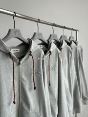 夾克M1U M1U 24FW 繆繆 字母Logo貼布刺繡抽繩 連帽外套 灰色：圖片 7