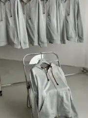 夾克M1U M1U 24FW 繆繆 字母Logo貼布刺繡抽繩 連帽外套 灰色：圖片 10