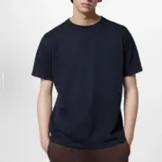 【現貨】1V 25SS 袖子提花壓紋 經典字母logo 簡約素色 短袖 T恤 深藍/白色：圖片 4