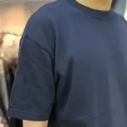 【現貨】1V 25SS 袖子提花壓紋 經典字母logo 簡約素色 短袖 T恤 深藍/白色：圖片 6