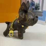【現貨】【福利回饋】1V 20SS 經典老花 法鬥犬小狗 吊飾鑰匙圈掛飾裝飾 VIP贈品：圖片 3