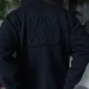 【預售】LOWE 26SS 後背幾何次刺繡 羊絨拉鍊連帽外套夾克 簡約素色 進口羊毛 黑色/灰色：圖片 2