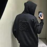 【預售】LOWE 26SS 後背幾何次刺繡 羊絨拉鍊連帽外套夾克 簡約素色 進口羊毛 黑色/灰色：圖片 3