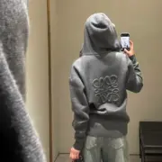 【預售】LOWE 26SS 後背幾何次刺繡 羊絨拉鍊連帽外套夾克 簡約素色 進口羊毛 黑色/灰色：圖片 5