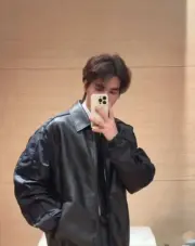 【現貨】【福利回饋】1V 25SS 鏤空 滿版老花字母logo 全皮夾克皮革外套 黑色：圖片 2