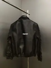 【現貨】【福利回饋】1V 25SS 鏤空 滿版老花字母logo 全皮夾克皮革外套 黑色：圖片 6