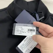 PRA 23FW 素色簡約 三角標小logo 鐵牌 高領長袖T恤 打底衫 內搭：圖片 14