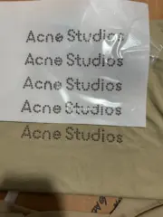 【現貨】Acne Studios 25SS 原廠鉚釘logo字母 圓領純棉短袖T恤 卡其色：圖片 11