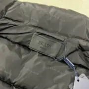 PRA 21SS 素色簡約 三角標小logo 白鴨絨羽絨背心馬甲：圖片 10