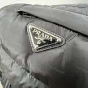 PRA 21SS 素色簡約 三角標小logo 白鴨絨羽絨背心馬甲：圖片 13