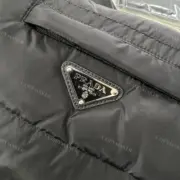 PRA 21SS 素色簡約 三角標小logo 白鴨絨羽絨背心馬甲：圖片 14