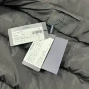 PRA 21SS 素色簡約 三角標小logo 白鴨絨羽絨背心馬甲：圖片 15