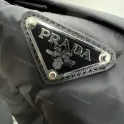 PRA 21SS 素色簡約 三角標小logo 白鴨絨羽絨背心馬甲：圖片 17