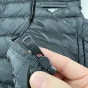 PRA 21SS 素色簡約 三角標小logo 白鴨絨羽絨背心馬甲：圖片 23