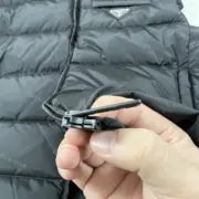 PRA 21SS 素色簡約 三角標小logo 白鴨絨羽絨背心馬甲：圖片 24