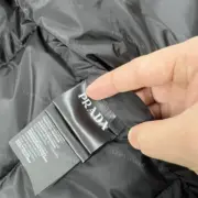 PRA 21SS 素色簡約 三角標小logo 白鴨絨羽絨背心馬甲：圖片 25