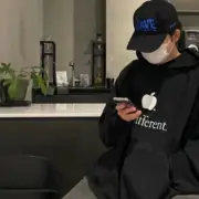 【現貨】巴黎 BLC 22FW 暴雪秀款 Be different. 蘋果刺繡 帽T 連帽衛衣 重磅：圖片 6