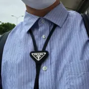 【現貨】PRA 20SS Bolo 原廠三角牌三角標徽章皮革 領結 領帶 黑色：圖片 5