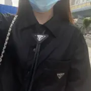 【現貨】PRA 20SS Bolo 原廠三角牌三角標徽章皮革 領結 領帶 黑色：圖片 6