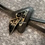 【現貨】PRA 20SS Bolo 原廠三角牌三角標徽章皮革 領結 領帶 黑色：圖片 9