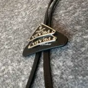 【現貨】PRA 20SS Bolo 原廠三角牌三角標徽章皮革 領結 領帶 黑色：圖片 11