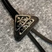 【現貨】PRA 20SS Bolo 原廠三角牌三角標徽章皮革 領結 領帶 黑色：圖片 12