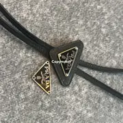 【現貨】PRA 20SS Bolo 原廠三角牌三角標徽章皮革 領結 領帶 黑色：圖片 13